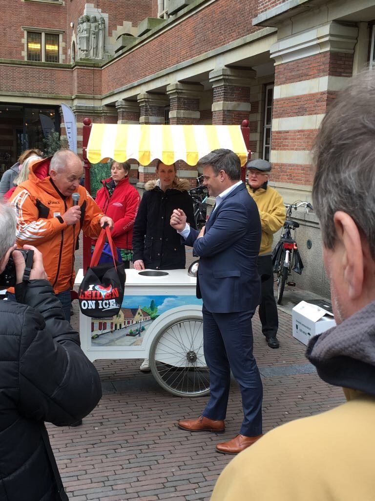 Overhandiging schaatstas met 7431 handtekeningen