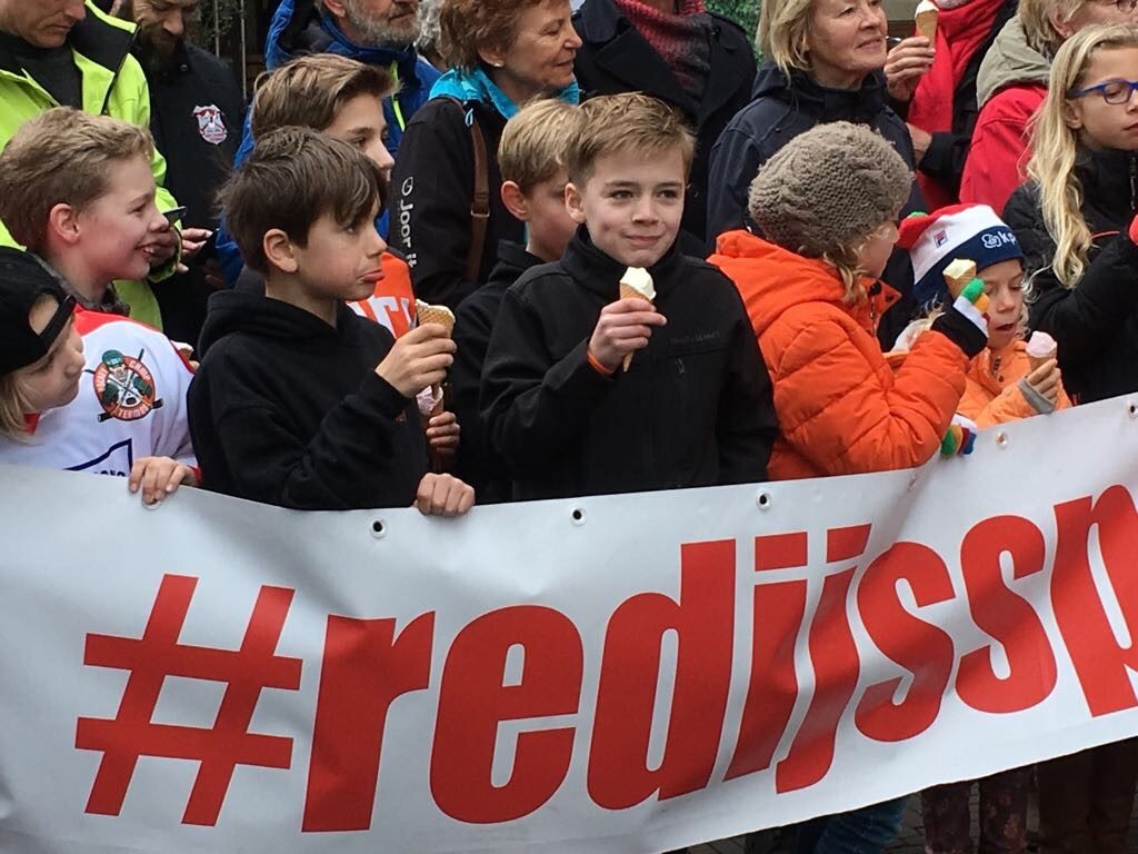 ijsjes tijdens overhandiging handtekeningen RedIJssportLeiden